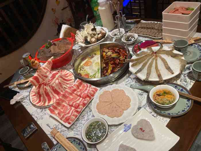 红半城火锅(新天地店)-"同事一直推荐这家的干锅牛蛙,这次来试了一.