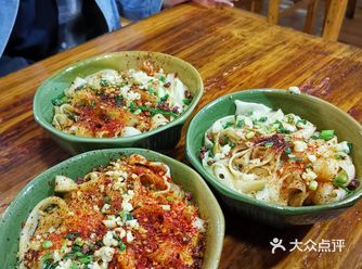 学校去写生，一开始是被古镇里面满街的挞挞面广告招牌吸