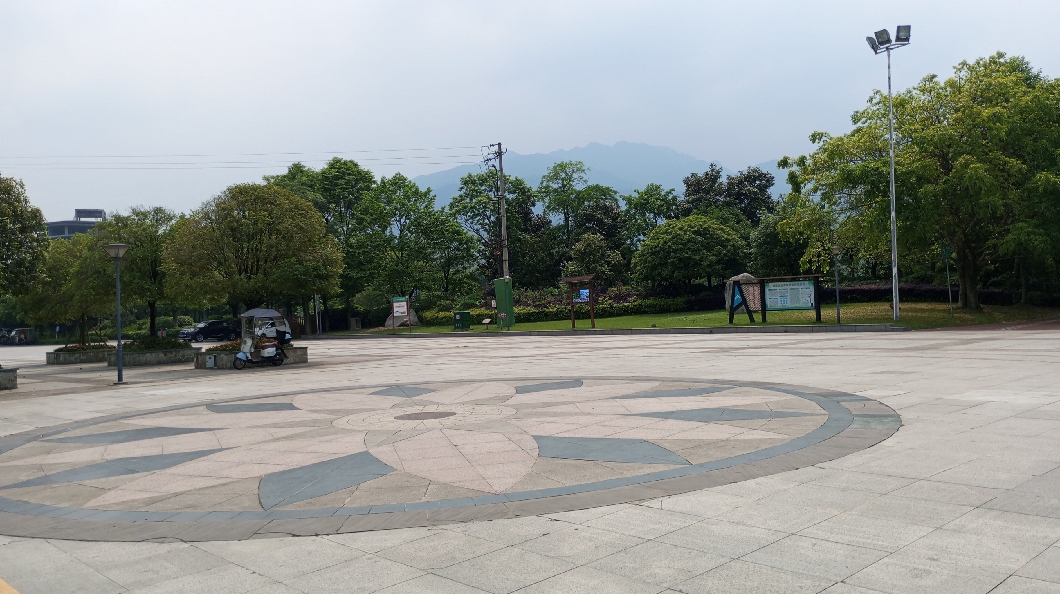 峨秀湖公园位于峨眉山市区,面积还是比较大,要逛很久