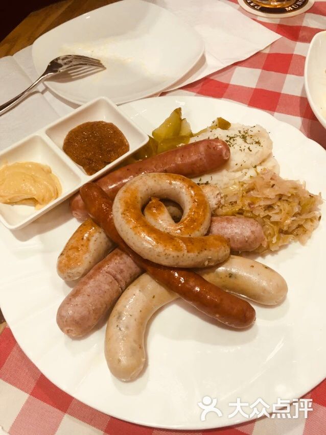 拜恩德国花园餐厅·啤酒坊(阳光天地店)德国香肠拼盘图片 - 第1张
