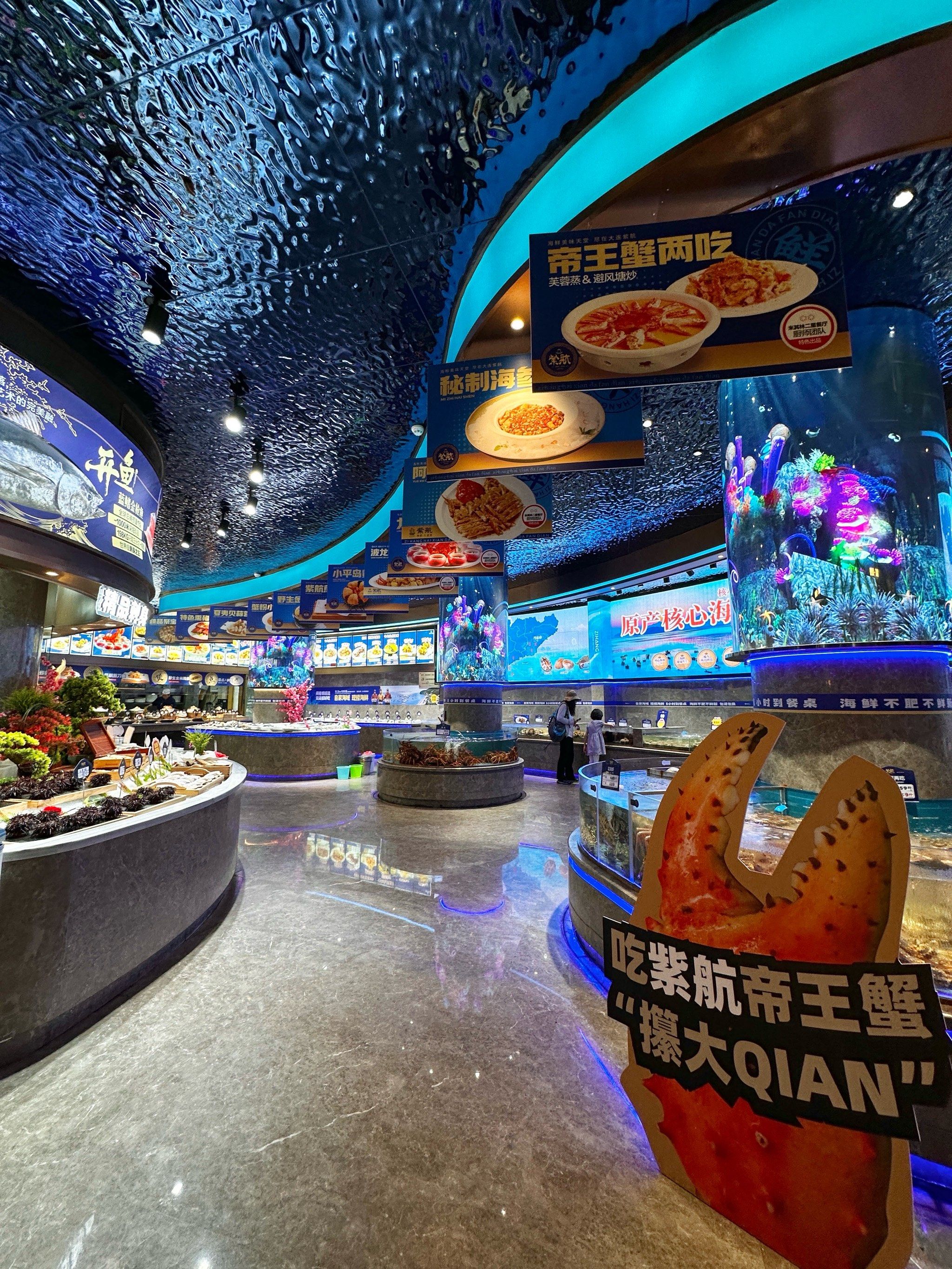 这是饭店么?这是水族馆吧!