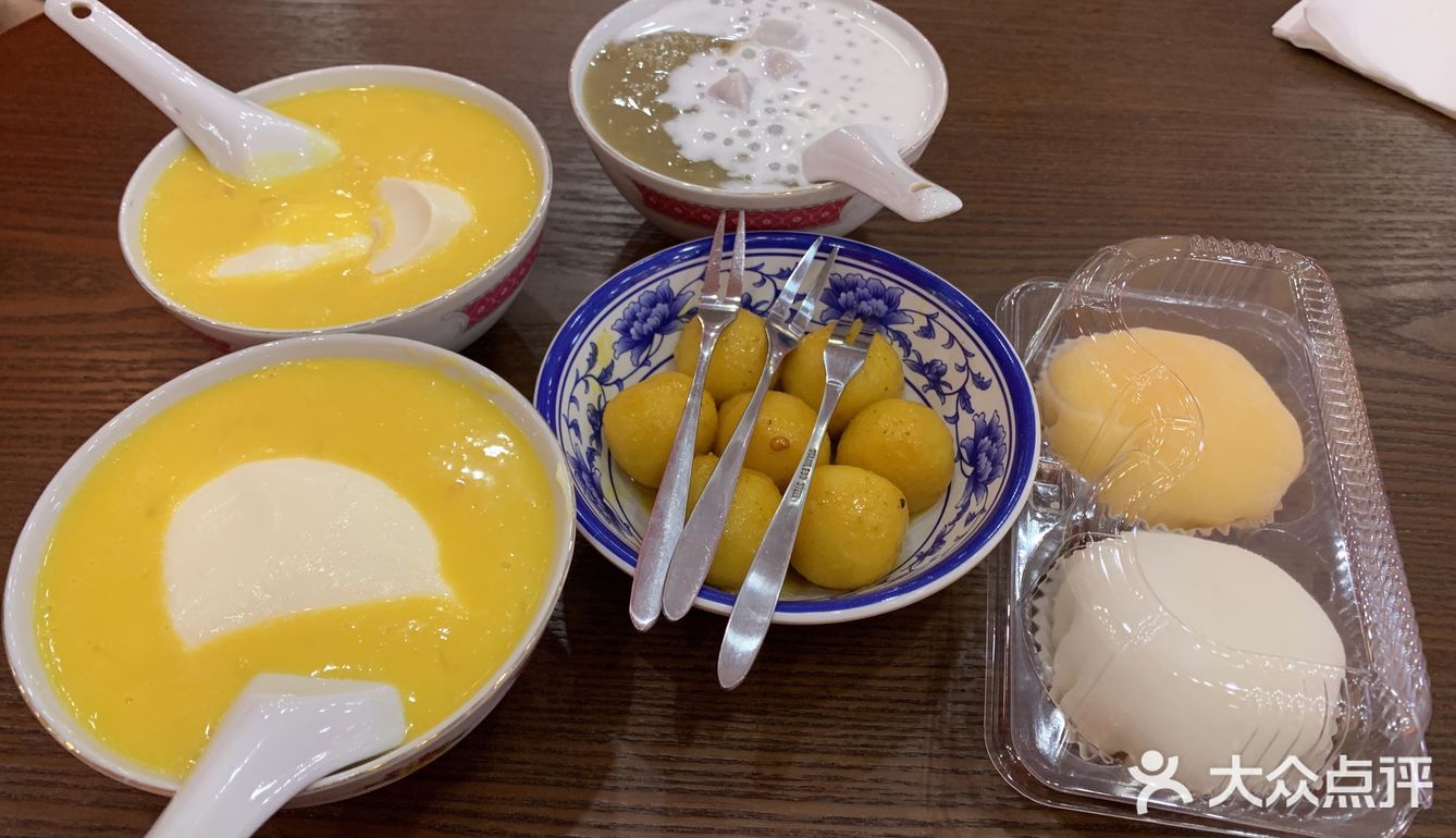 店里大红色装修风格. 非常喜庆有特色