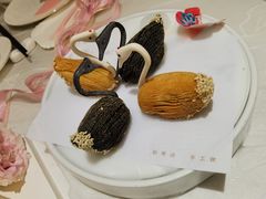 鸳鸯天鹅酥-十二粤味·顺德菜·烧鹅点心(五四广场店)