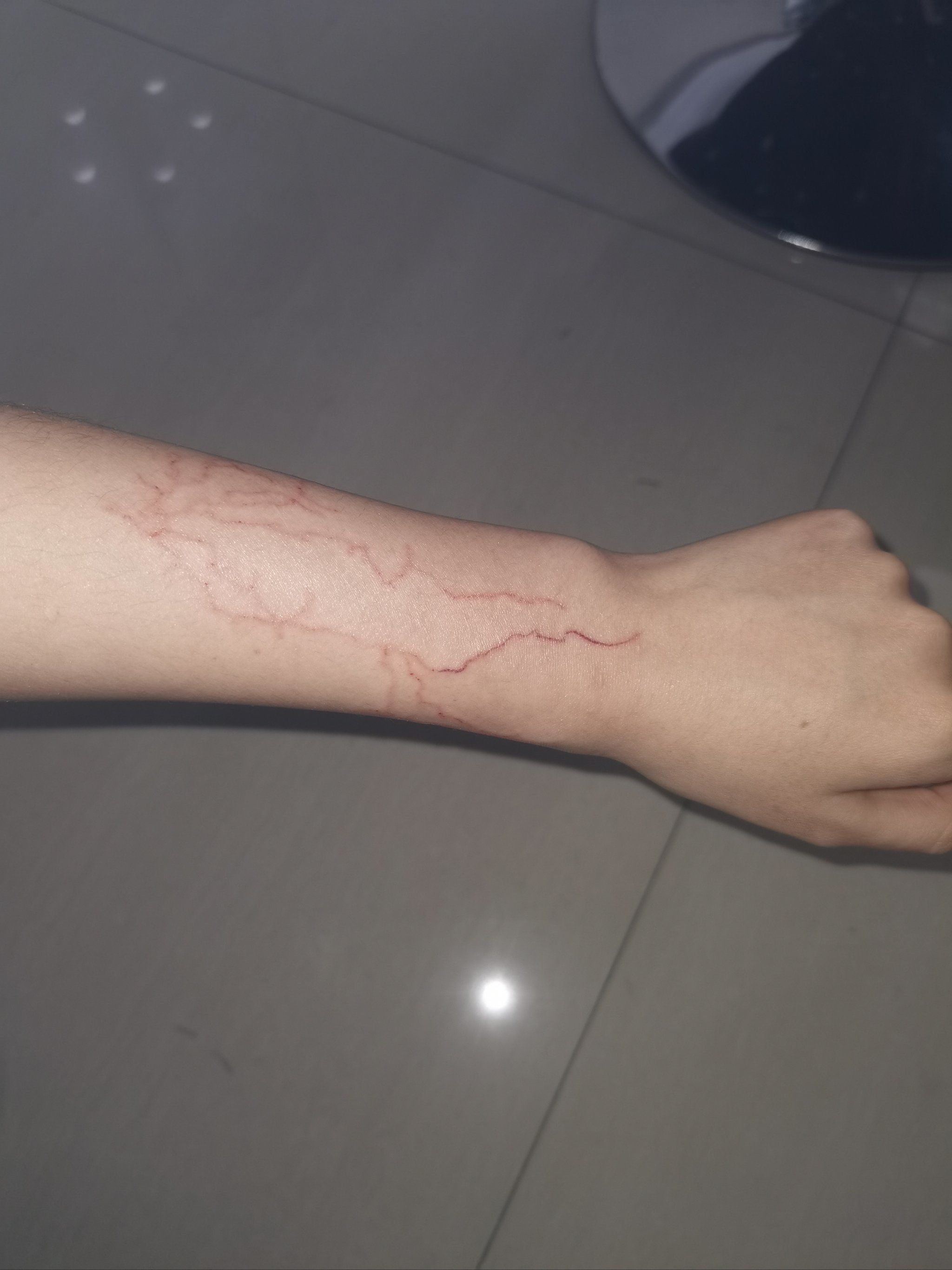 n到店和纹身师姐姐沟通超级顺利,还问了一些是不是疤痕体质之类的
