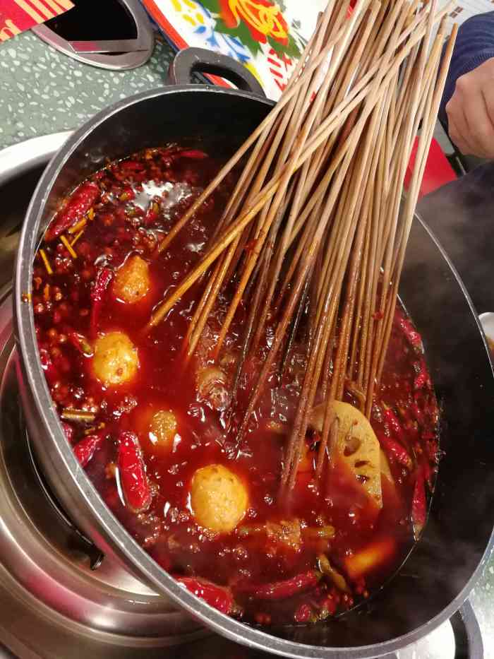 怒火八零牛肉串串(北碚店)-"位置:巴尖过去点点,步行街上面的.环境.