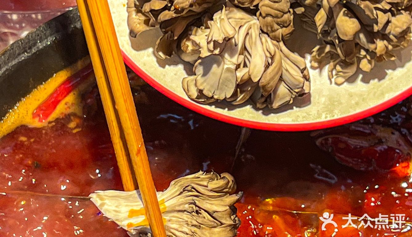 第一次吃藤椒滑牛肉！这家老火锅的菜不摆了
