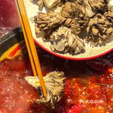 第一次吃藤椒滑牛肉！这家老火锅的菜不摆了
