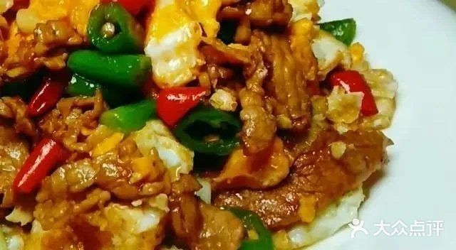 瘦肉炒变色后再放入切好的辣椒和大蒜头继续翻炒