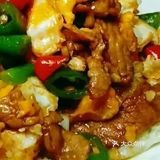 瘦肉炒变色后再放入切好的辣椒和大蒜头继续翻炒