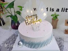 8寸皇冠翅膀蛋糕-幸运盒子网红蛋糕房(民族路店)