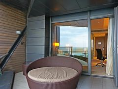 -上海滴水湖皇冠假日酒店