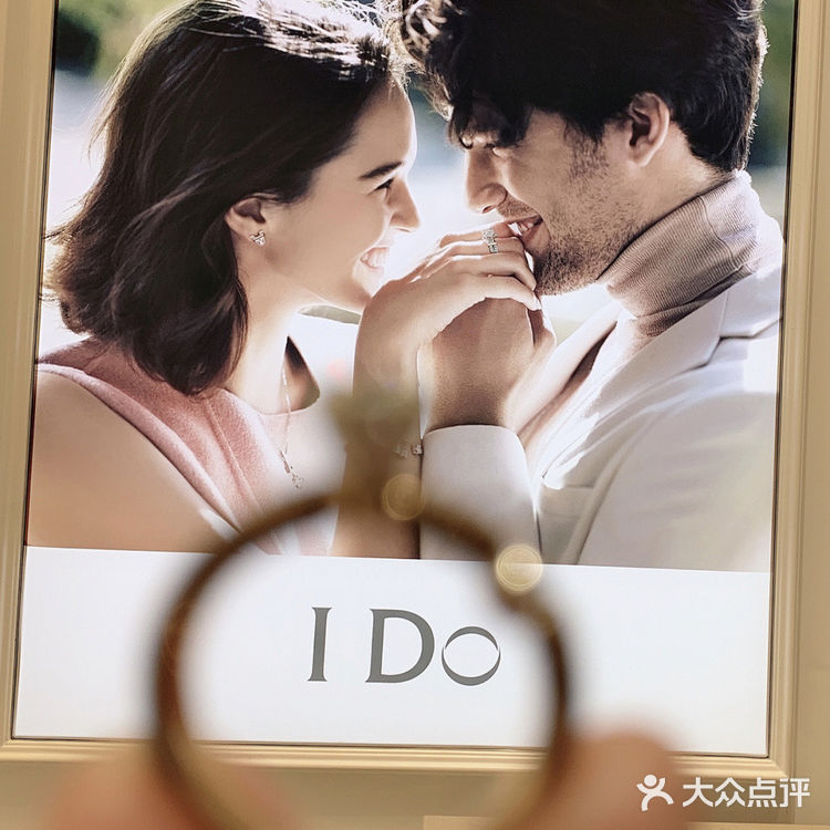 360·Iove系列是近年推出的新婚戒指，整个系列的