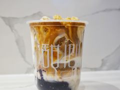 白雪黑糯米桂花拿铁-甜心闲生传统手工冰粉(太古里店)