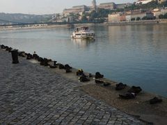 -多瑙河畔鞋履雕塑