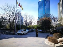 门内西侧停车场-炎黄艺术馆