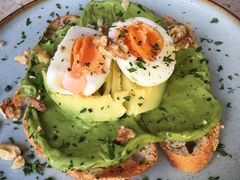 牛油果煮蛋吐司-RAC BAR(安福路店)