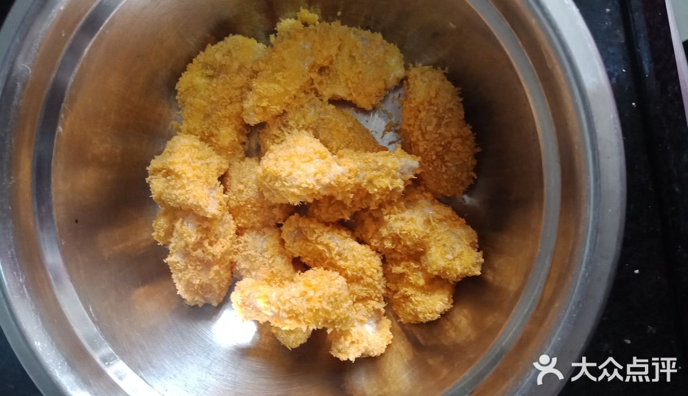 一斤超市买的鸡胸肉，切丁腌制半小时 锅里放油，六成油温