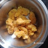 一斤超市买的鸡胸肉，切丁腌制半小时 锅里放油，六成油温