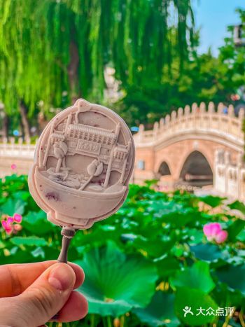 今天天气不错，挺风和日丽的，和朋友一起来到什刹海泛舟