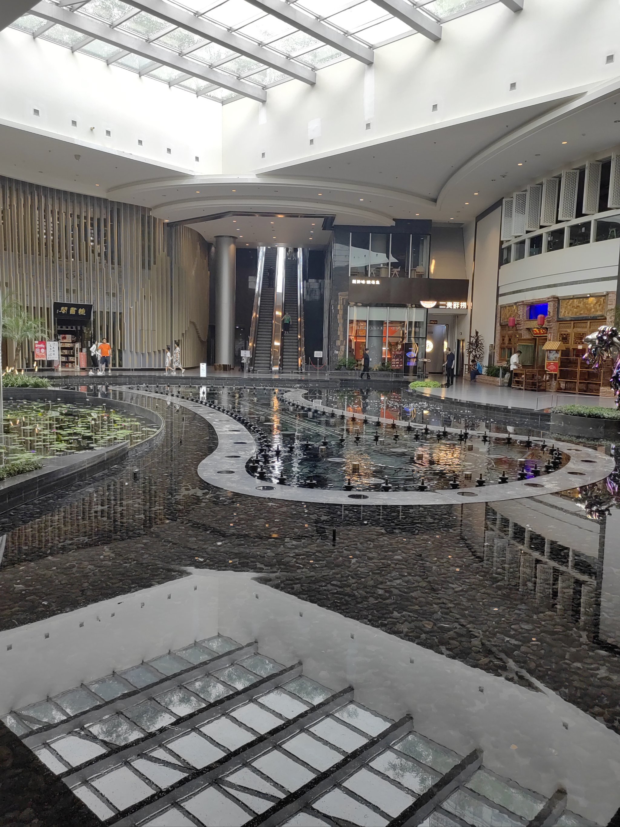 融科资讯中心,写字楼里的溜娃溜腿清流