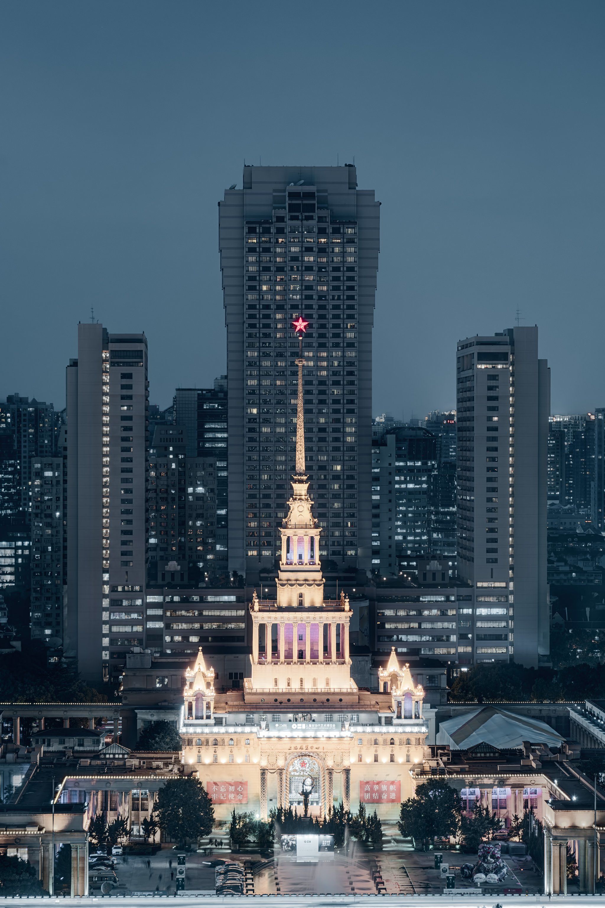 这座充满俄式风格的建筑就是上海展览中心,新中国成立后上海建设的第