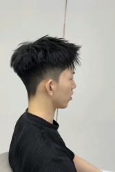 -一家只做男发烫染的店