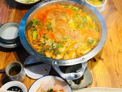 -野山舂·贵州现舂酸汤火锅(鸿通城店)