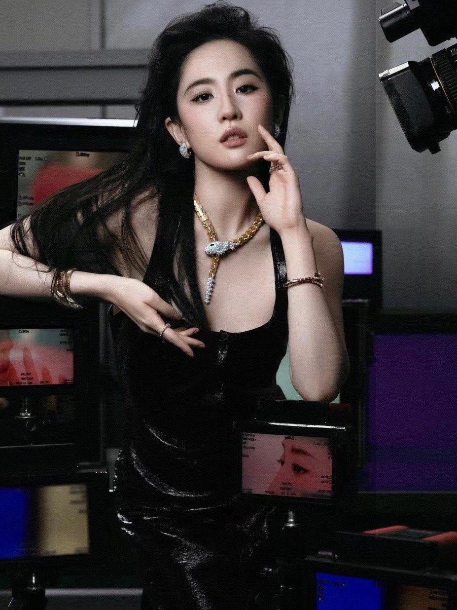 刘亦菲《时尚芭莎》开年封面释出
