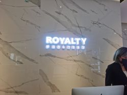 -罗亚帝造型·烫发染发