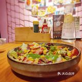 他家的芝士披萨老有名了，厚饼的，拉丝超好看