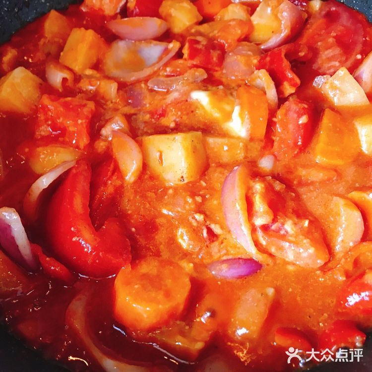 前两天逛超市买了一盒进口谷饲牛肉，很新鲜。主料