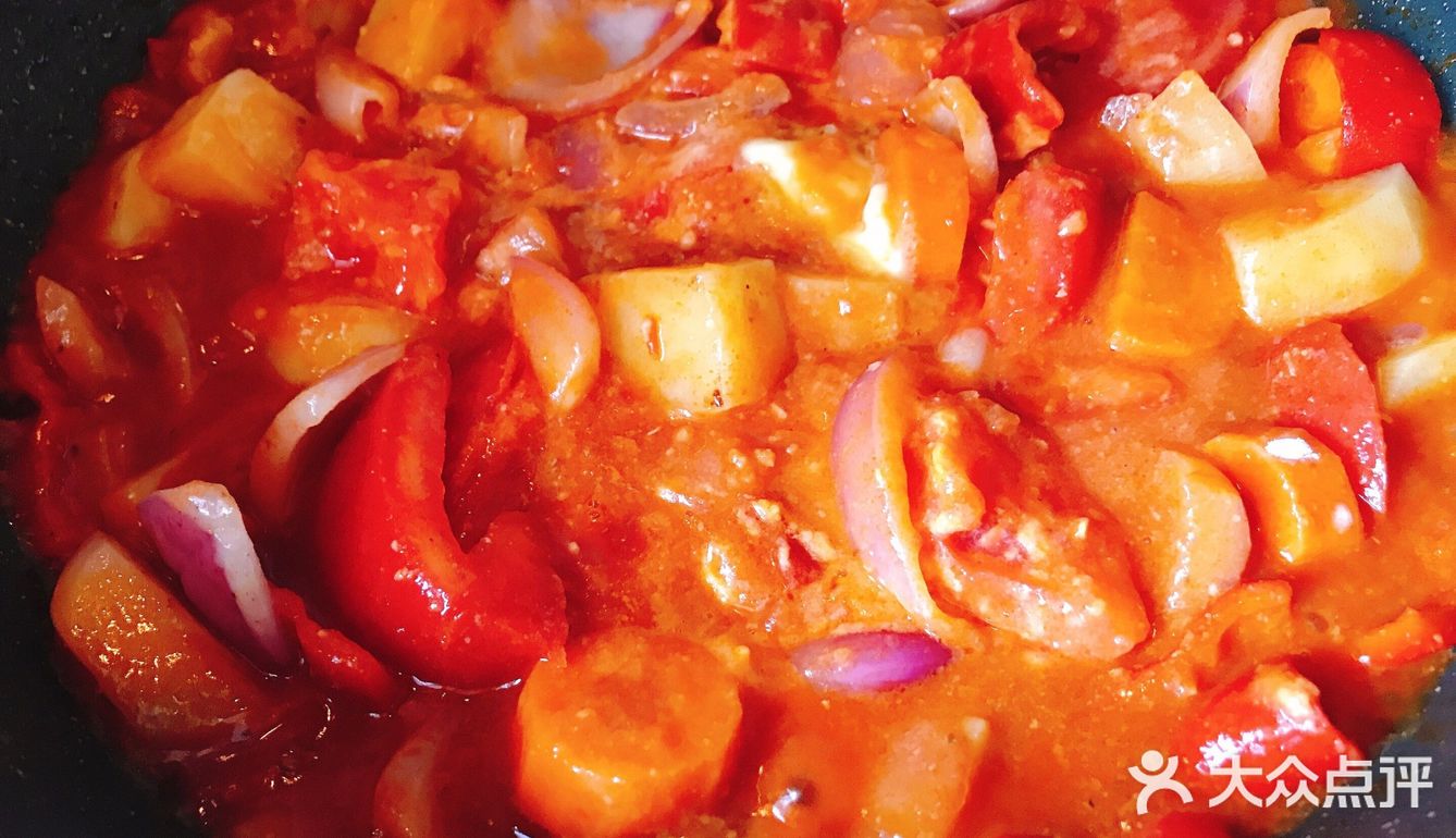 前两天逛超市买了一盒进口谷饲牛肉，很新鲜。主料