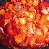 前两天逛超市买了一盒进口谷饲牛肉，很新鲜。主料