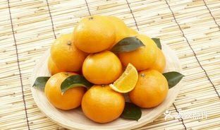 家家户户客厅的桌子上都摆满了各种糖果、零食和水果