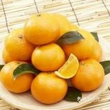 家家户户客厅的桌子上都摆满了各种糖果、零食和水果