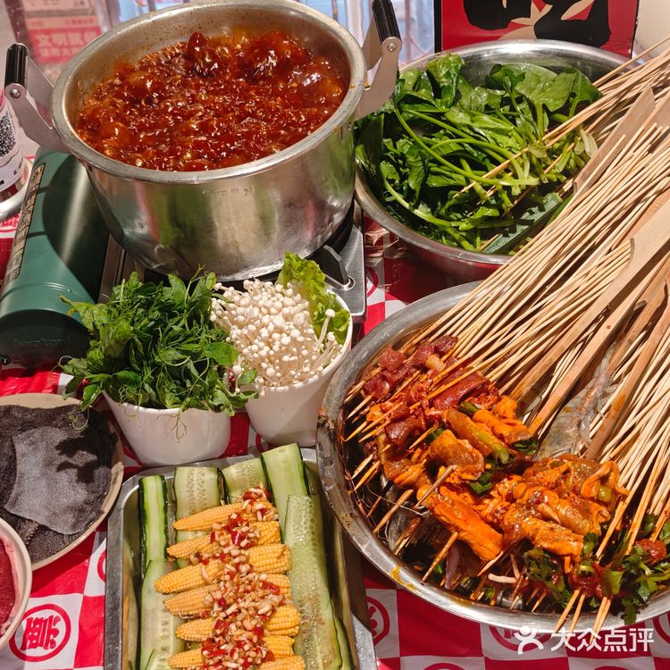 春天吃串串的仪式感！把整片油菜花田涮进红汤里