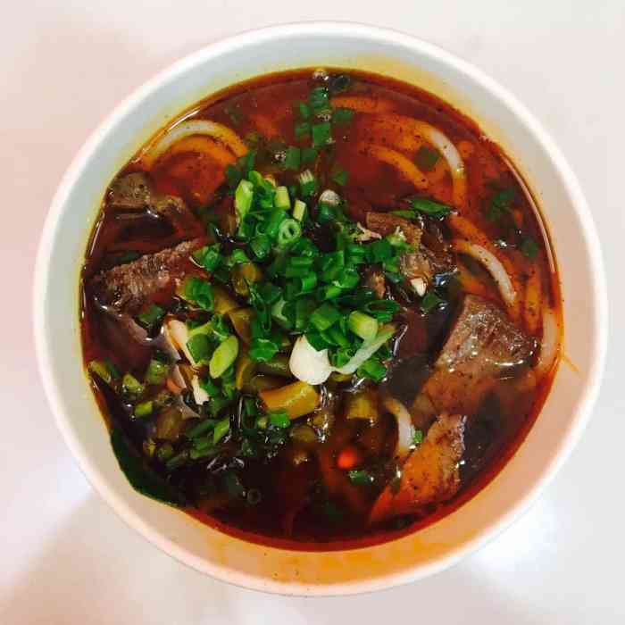 新农牛肉面(大学店)-"位置在湖北大学正门对面靠外面友谊大道的门.