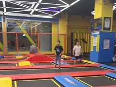 -爱蹦iBOON蹦床运动馆(江汉店)