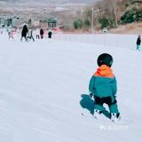 滑雪的宝贝太帅气了