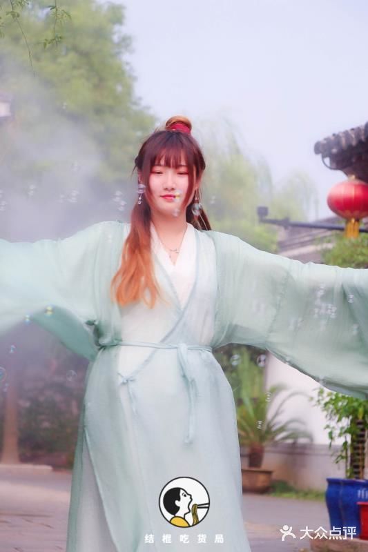 在荡口古镇景区内，都有民谣歌手随机地点驻唱