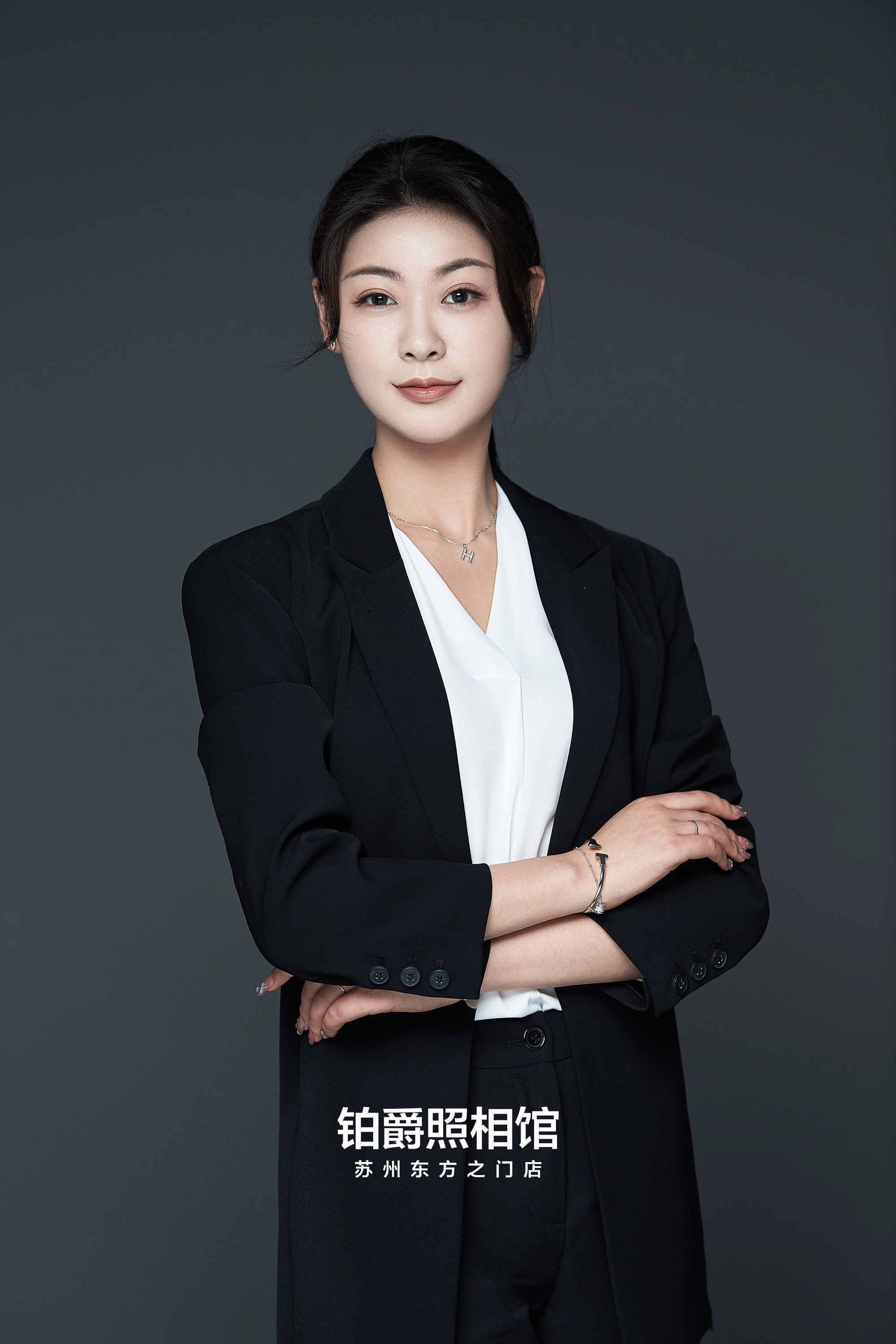 干练西装形象照