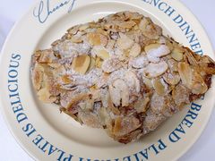 树莓杏仁羊角-OUR Bakery(三里屯太古里店)