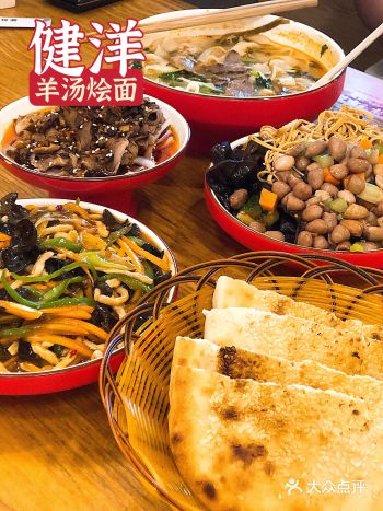 烩面量大料也多！手工面口感就是好呀 环境干净宽敞明亮