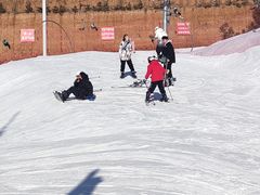 -采薇庄园四季滑雪场