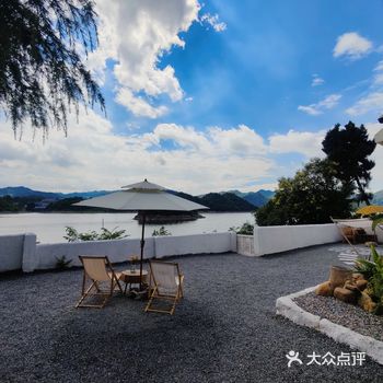 来这里喝杯咖啡，追一场日落
