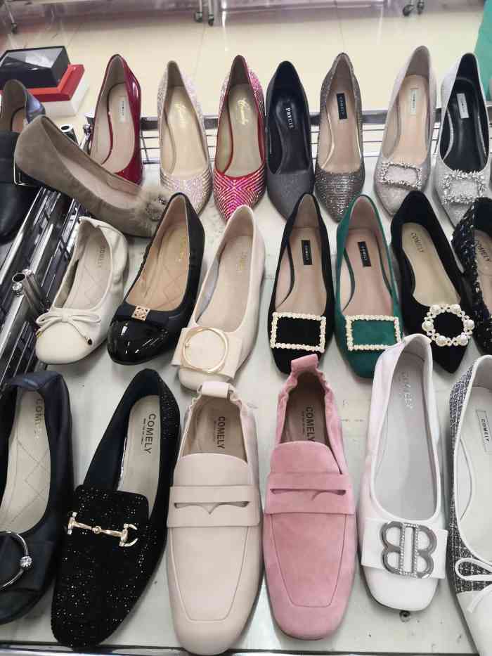 康莉专柜(麦凯乐店)-"90在麦凯乐的一楼 到处逛逛 想买鞋子 .