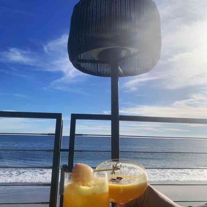 nobu malibu-"太平洋近在眼前,翻起层层浪,微风拂面激起.