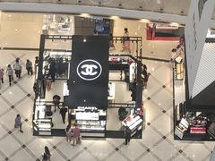 一楼香奈儿展柜-新世界大丸百货