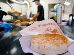 芝麻烧饼-穆得·老周家牛肉烧饼(普利街店)