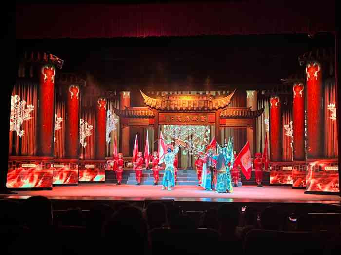 芙蓉国粹川剧变脸秀(省川剧院)-"舞台虽小,但舞美设计好.